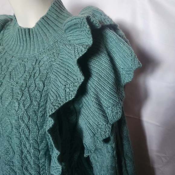 Green Listicle Sweater with poof shoulder detail. small. - Picture 11 of 11